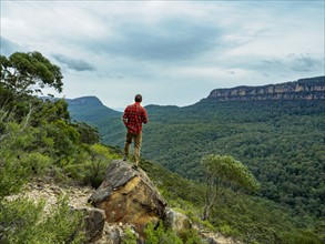 Australia, New South Wales, Katoomba, Blue Mountains, Rear view of mid adult man looking at Blue Mountains