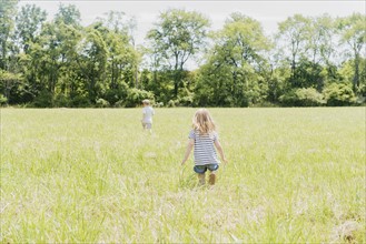 USA, Pennsylvania, Washington Crossing, Children (2-3, 4-5) walking on green field