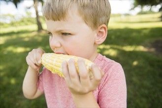 USA, Pennsylvania, Washington Crossing, Boy (4-5) eating sweet corn cob