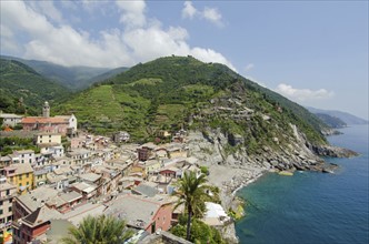 Italy, CinqueTerre, Vernazza, Landscape with town on coast