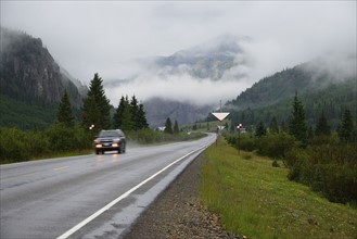 USA, Colorado, SUV on Million Dollar Highway in San Juan Mountains