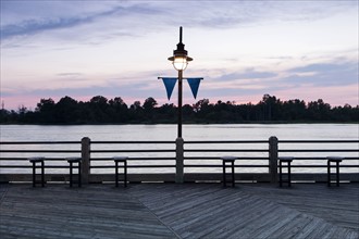 USA, North Carolina, Wilmington, Riverbank at sunset