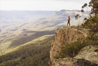 Australia, New South Wales, Narrow Neck Peninsula, Katoomba, Man looking at view in Blue Mountains