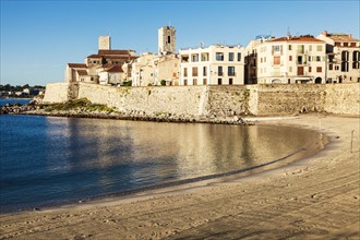 France, Provence-Alpes-Cote d'Azur, Antibes, Empty beach with buildings in background