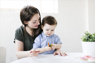 Mother drawing with son (4-5)