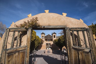 USA, New Mexico, Chimayo, El Santuario de Chimayo seen through gate