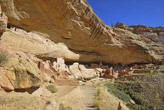 USA, Colorado, Long House pueblo ruin under cliff in Mesa Verde National Park