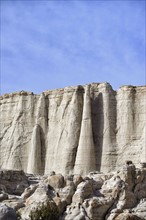 USA, New Mexico, Abiquiu, Arid landscape with limestone cliffs