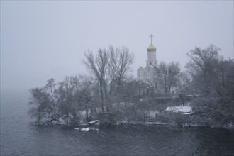 Ukraine, Dnepropetrovsk Region, Dnepropetrovsk city, Church by river at foggy dawn