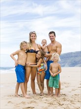 USA, Hawaii, Kauai, Parents with four children (12-17 months, 4-5, 6-7, 8-9) at beach