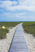 USA, Massachusetts, Cape Cod, Provincetown, Empty boardwalk leading to Cape Cod Bay