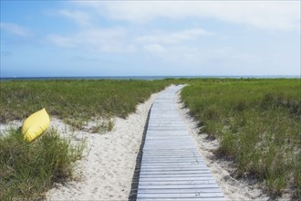 USA, Massachusetts, Cape Cod, Provincetown, Empty boardwalk leading to Cape Cod Bay