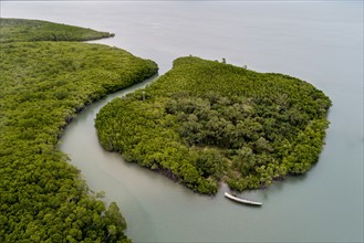 Australia, Queensland, Green island next to coastline