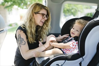 Mother and daughter (12-17 months) in car