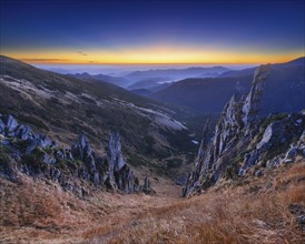 Ukraine, Ivano-Frankivsk region, Verkhovyna district, Carpathians, Chornohora, Scenics landscape with mountain Shpytsi at sunrise