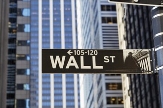 USA, New York, New York City, Lower Manhattan, Wall Street sign on building