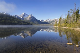 USA, Idaho, Sawtooth range with lake
