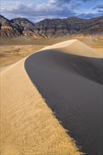 USA, California, Death Valley National Park, Eureka Dunes, Sand dune and mountains