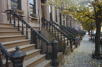 USA, New York State, New York City, Empty sidewalk along apartment buildings