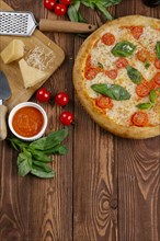 Margherita pizza with ingredients