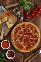 Pepperoni pizza with ingredients