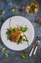 Fried fish with white wine and flowers