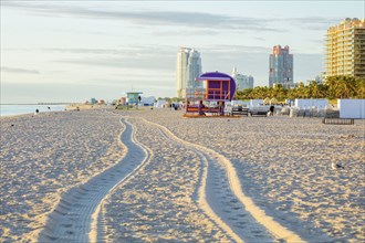 USA, Florida, Miami Beach, Tire tracks and lifeguard hut on beach