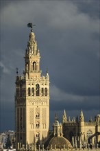 Spain, Seville, Giralda and Catherdral of Seville, Giralda tower with clouds