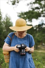 USA, Utah, Bryce Canyon, Woman holding digital camera in national park