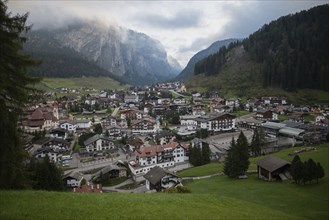 Italy, Ortisei, Scenic view of village in Dolomites