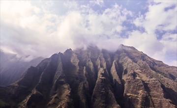 USA, Hawaii, Kauai, Na Pali, Na Pali Mountains in clouds