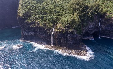 USA, Hawaii, Kauai, Waterfalls on Na Pali Coast