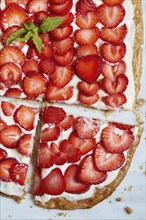 Strawberry tart with mint