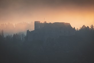 Poland, Lesser Poland, Czorsztyn, Silhouette of old castle ruins in forest at Pieniny National Park