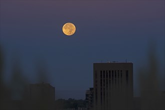 USA, Idaho, Boise, Full moon over city