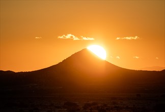 Usa, New Mexico, Santa Fe, El Dorado, Sun setting over hills