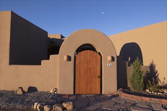 Usa, New Mexico, Santa Fe, Entrance to Adobe style house