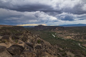 Usa, New Mexico, White Rock, Storm clouds gathering over White Rock Overlook