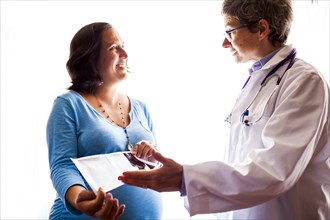 Doctor talking to pregnant patient