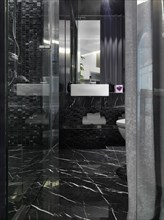 Detail black marble bathroom