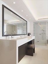 Vanity between sinks in modern bathroom
