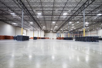 Infrastructure and lighting in empty warehouse