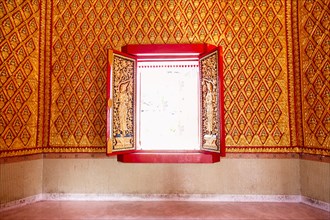Ornate wall and window in Wat Chayamangkalaram temple