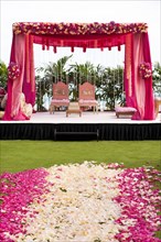 Pink and white flowers at Hindi wedding