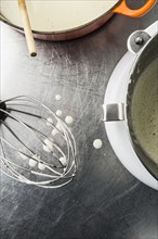 Droplets under wire whisk