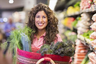 Hispanic woman shopping at grocery store