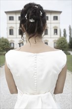 Rear view of Caucasian bride in wedding gown