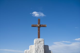 USA, New Mexico, Golden, Simple wooden cross against sky