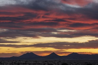USA, New Mexico, Santa Fe, Dramatic sunset sky above mountains