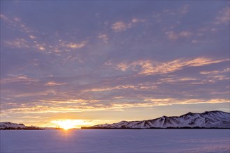 USA, Idaho, Bellevue, Sun rising above snow covered landscape